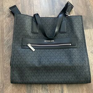 Michael Michael Kors
KENLY LARGE LOGO TOTE BAG